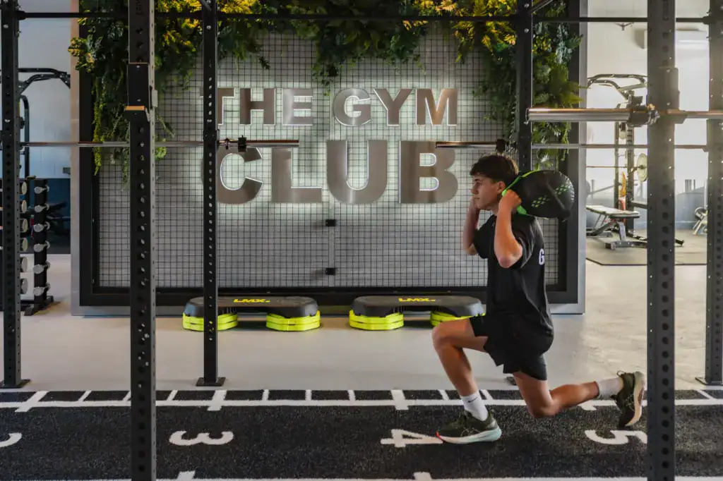 HYROX training sandbag lunges in Tilburg bij The Gym Club
